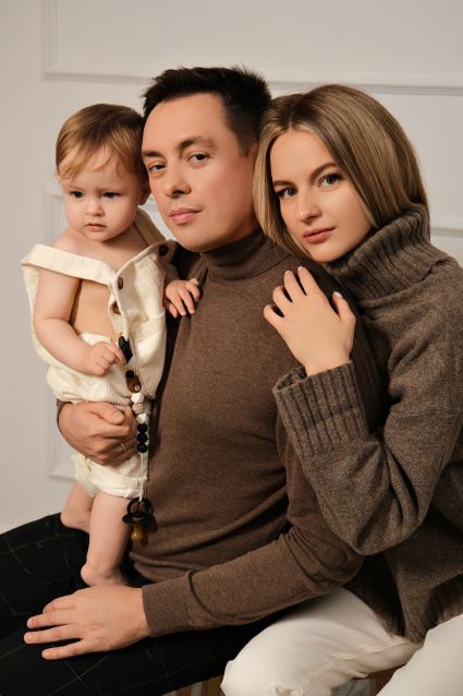 Заказать семейную фотосессию в студии с детьми в Омске от фотостудии Fashion Box

 – фото № 48