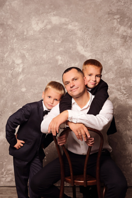 Заказать семейную фотосессию в студии с детьми в Омске от фотостудии Fashion Box

 – фото № 7