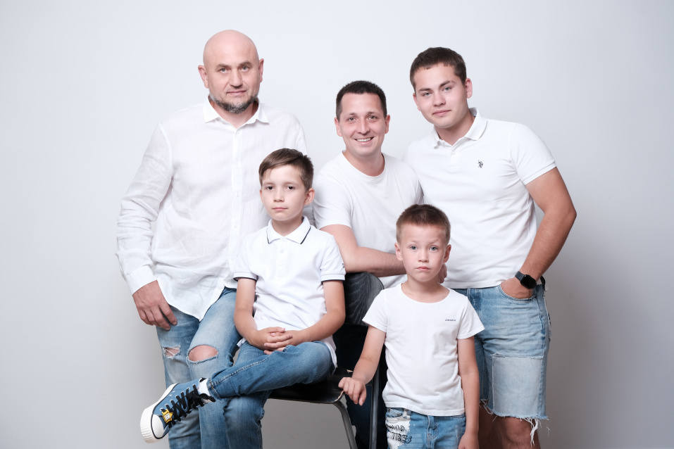 Заказать семейную фотосессию в студии с детьми в Омске от фотостудии Fashion Box

 – фото № 31