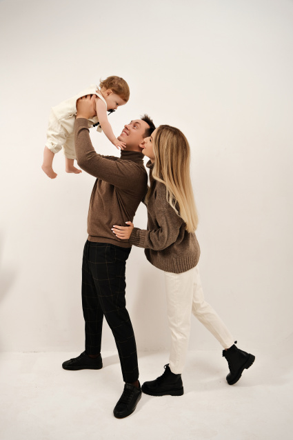 Заказать семейную фотосессию в студии с детьми в Омске от фотостудии Fashion Box

 – фото № 47