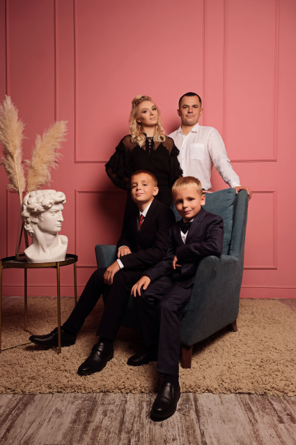 Заказать семейную фотосессию в студии с детьми в Омске от фотостудии Fashion Box

 – фото № 9