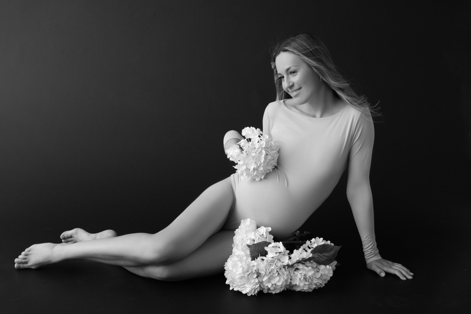 Заказать фотосессию для беременных в студии от компании Fashion Box в Омске
 – фото № 1