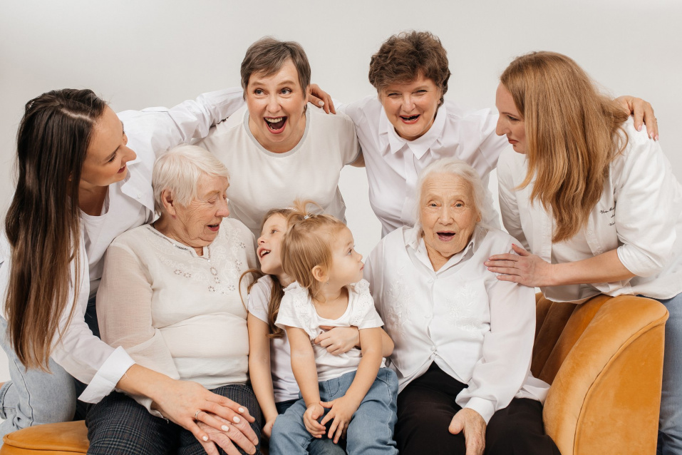 Заказать семейную фотосессию в студии с детьми в Омске от фотостудии Fashion Box

 – фото № 28