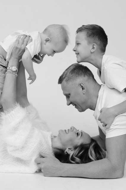 Заказать семейную фотосессию в студии с детьми в Омске от фотостудии Fashion Box

 – фото № 7