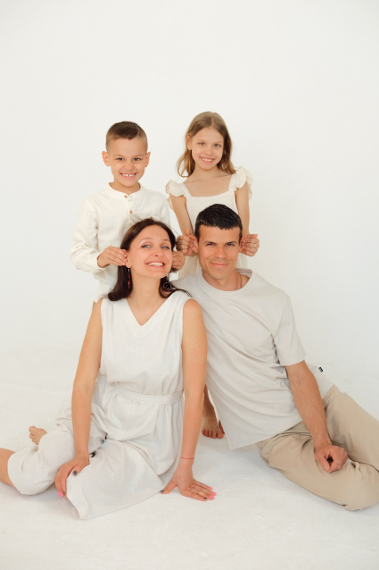 Заказать семейную фотосессию в студии с детьми в Омске от фотостудии Fashion Box

 – фото № 27