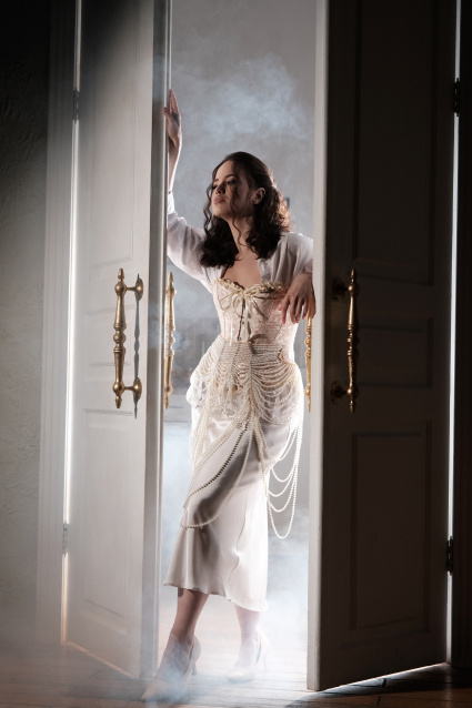 Заказать индивидуальную фотосессию в 2-х образах в Омске по отличным ценам от компании Fashion Box

 – фото № 8