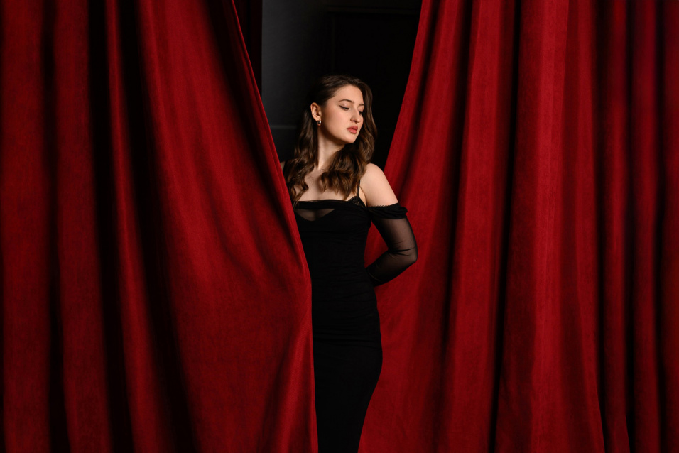 Заказать индивидуальную фотосессию в 2-х образах в Омске по отличным ценам от компании Fashion Box

 – фото № 31