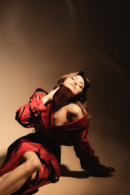 Заказать индивидуальную фотосессию в 2-х образах в Омске по отличным ценам от компании Fashion Box

 – фото № 32