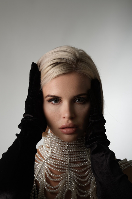 Заказать индивидуальную фотосессию в 2-х образах в Омске по отличным ценам от компании Fashion Box

 – фото № 7