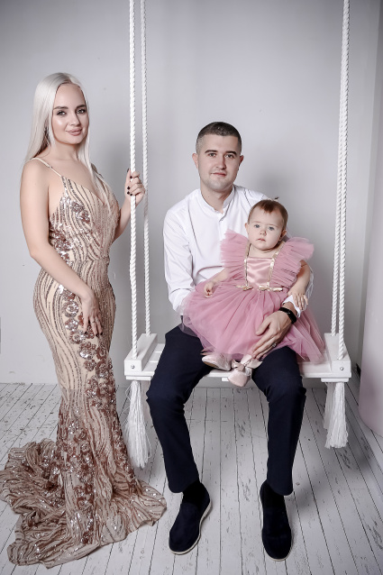 Заказать семейную фотосессию в студии с детьми в Омске от фотостудии Fashion Box

 – фото № 25