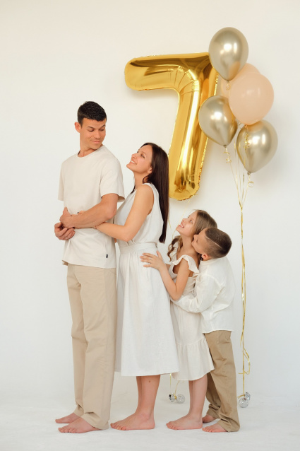 Заказать семейную фотосессию в студии с детьми в Омске от фотостудии Fashion Box

 – фото № 26