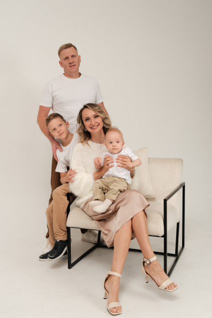 Заказать семейную фотосессию в студии с детьми в Омске от фотостудии Fashion Box

 – фото № 16