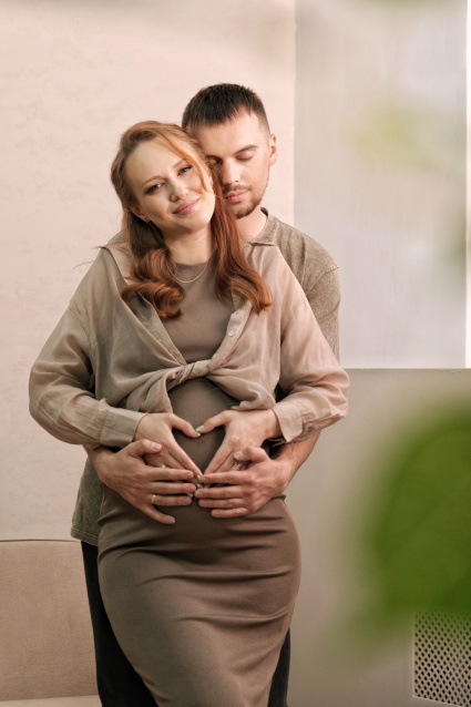 Заказать фотосессию для беременных в студии от компании Fashion Box в Омске
 – фото № 4