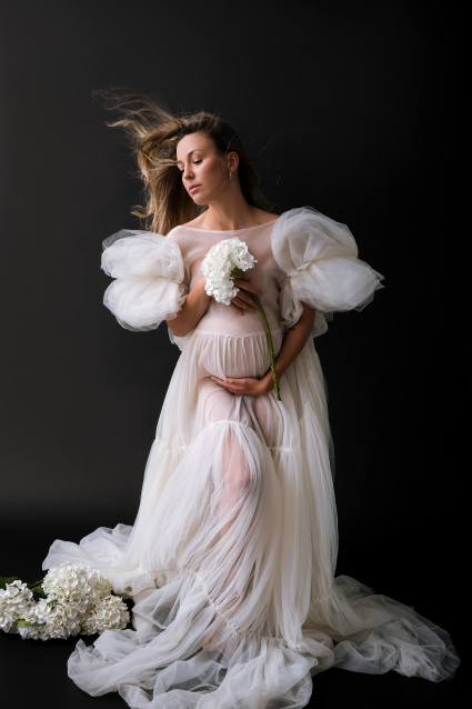 Заказать фотосессию для беременных в студии от компании Fashion Box в Омске
 – фото № 2