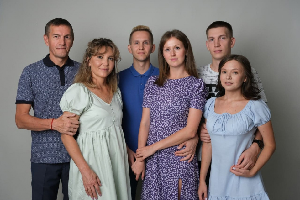 Заказать семейную фотосессию в студии с детьми в Омске от фотостудии Fashion Box

 – фото № 16