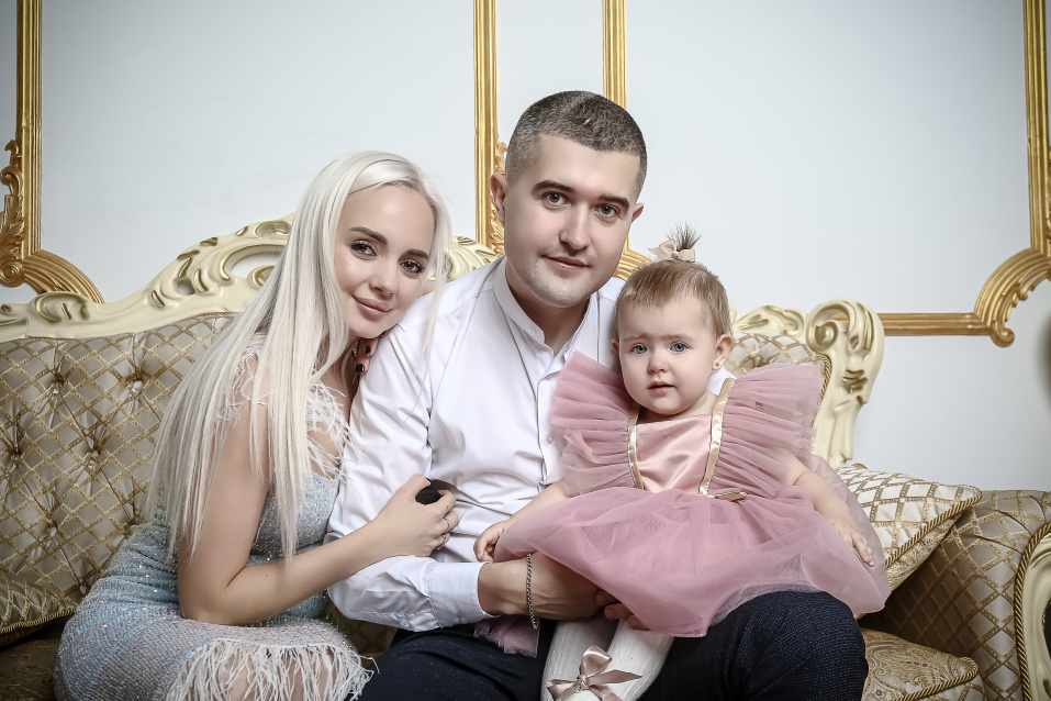 Заказать семейную фотосессию в студии с детьми в Омске от фотостудии Fashion Box

 – фото № 26