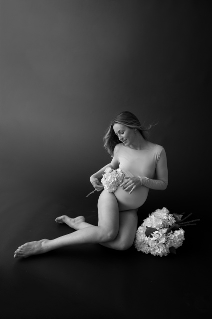 Заказать фотосессию для беременных в студии от компании Fashion Box в Омске
 – фото № 6