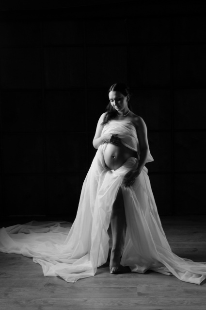 Заказать фотосессию для беременных в студии от компании Fashion Box в Омске
 – фото № 8