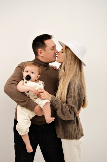 Заказать семейную фотосессию в студии с детьми в Омске от фотостудии Fashion Box

 – фото № 46