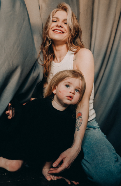 Заказать семейную фотосессию в студии с детьми в Омске от фотостудии Fashion Box

 – фото № 6