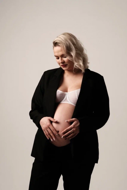 Заказать фотосессию для беременных в студии от компании Fashion Box в Омске
 – фото № 10