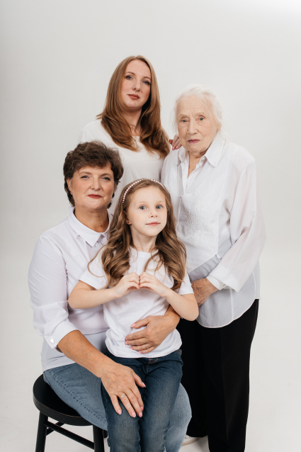 Заказать семейную фотосессию в студии с детьми в Омске от фотостудии Fashion Box

 – фото № 38