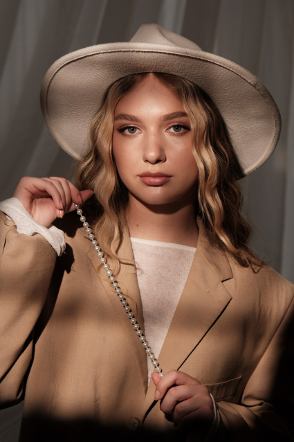 Заказать индивидуальную фотосессию в 2-х образах в Омске по отличным ценам от компании Fashion Box

 – фото № 23