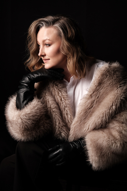 Заказать индивидуальную фотосессию в 2-х образах в Омске по отличным ценам от компании Fashion Box

 – фото № 13