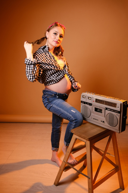 Заказать фотосессию для беременных в студии от компании Fashion Box в Омске
 – фото № 35