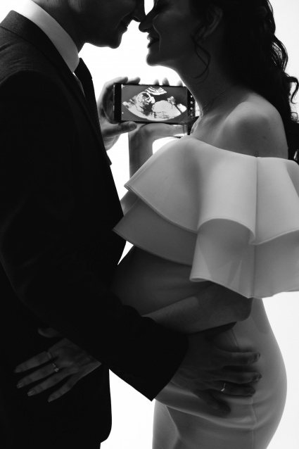 Заказать фотосессию для беременных в студии от компании Fashion Box в Омске
 – фото № 5