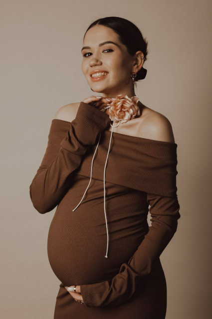 Заказать фотосессию для беременных в студии от компании Fashion Box в Омске
 – фото № 2