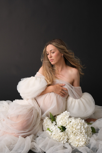 Заказать фотосессию для беременных в студии от компании Fashion Box в Омске
 – фото № 14