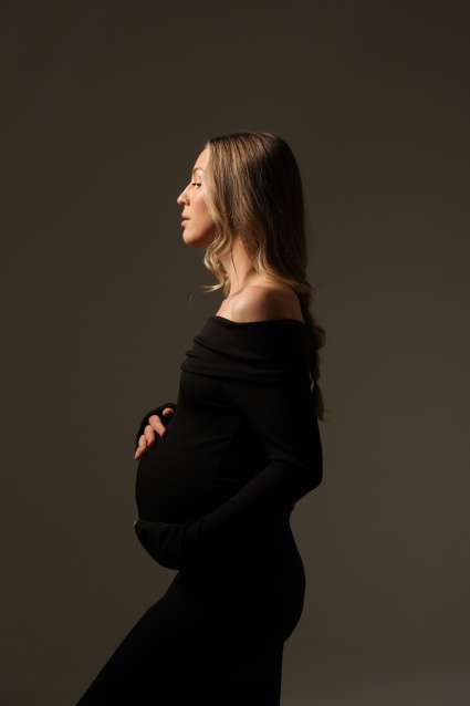 Заказать фотосессию для беременных в студии от компании Fashion Box в Омске
 – фото № 11