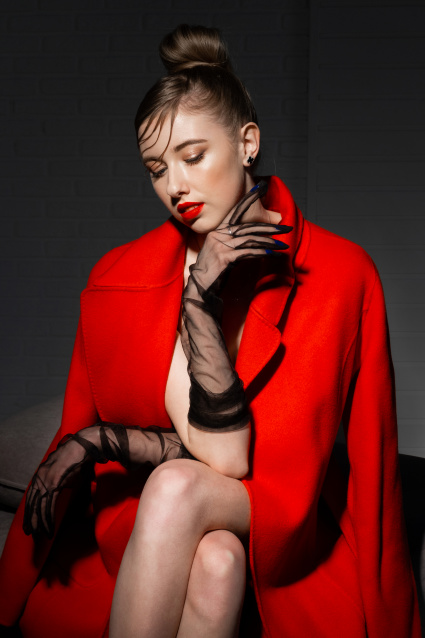 Заказать индивидуальную фотосессию в 2-х образах в Омске по отличным ценам от компании Fashion Box

 – фото № 18