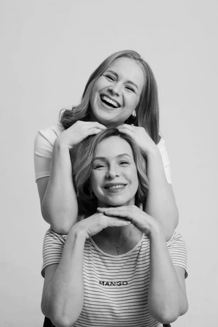 Заказать фотосессию для 2-х подруг в студии в Омске от фотостудии Fashion Box

 – фото № 3