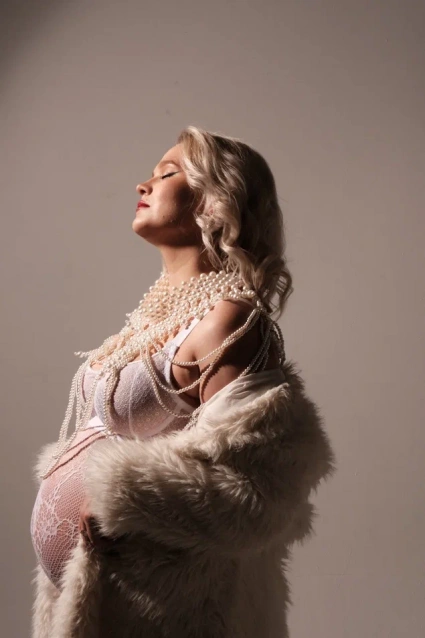 Заказать фотосессию для беременных в студии от компании Fashion Box в Омске
 – фото № 13