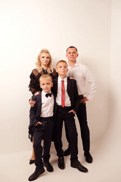 Заказать семейную фотосессию в студии с детьми в Омске от фотостудии Fashion Box

 – фото № 8