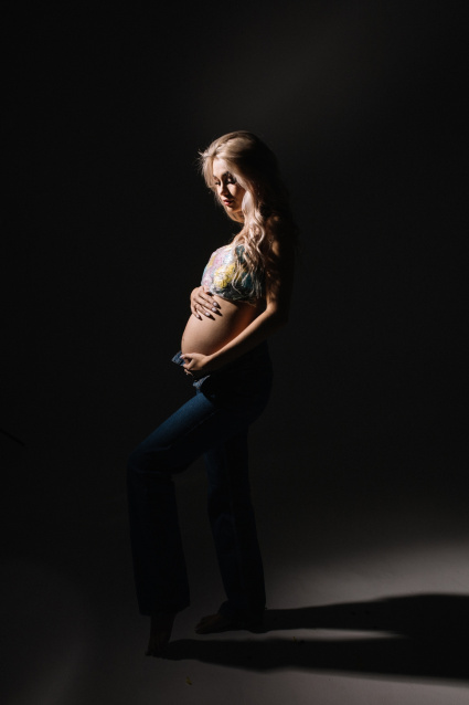 Заказать фотосессию для беременных в студии от компании Fashion Box в Омске
 – фото № 2