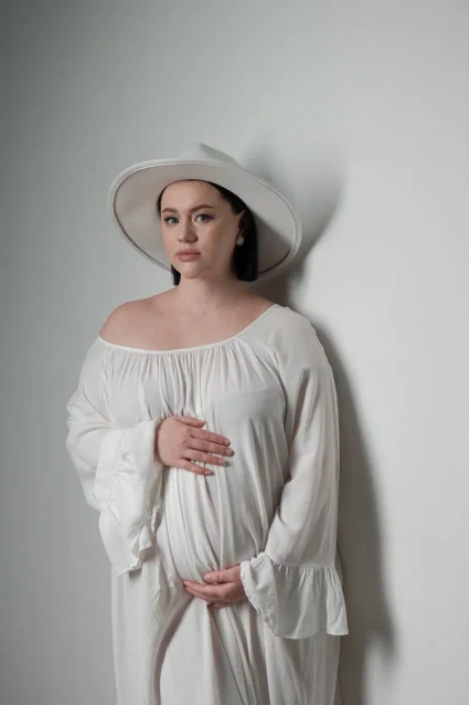 Заказать фотосессию для беременных в студии от компании Fashion Box в Омске
 – фото № 9