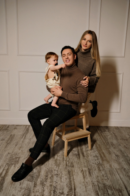 Заказать семейную фотосессию в студии с детьми в Омске от фотостудии Fashion Box

 – фото № 7